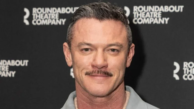 Fotografia cu Luke Evans, șapca de piele și blugi a împărțit internetul. Peste 10.000 de aprecieri.