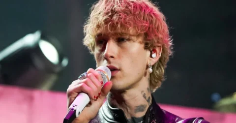 Machine Gun Kelly a cântat cu chitara în flăcări. Incident tehnic la concertul din Carolina de Nord.