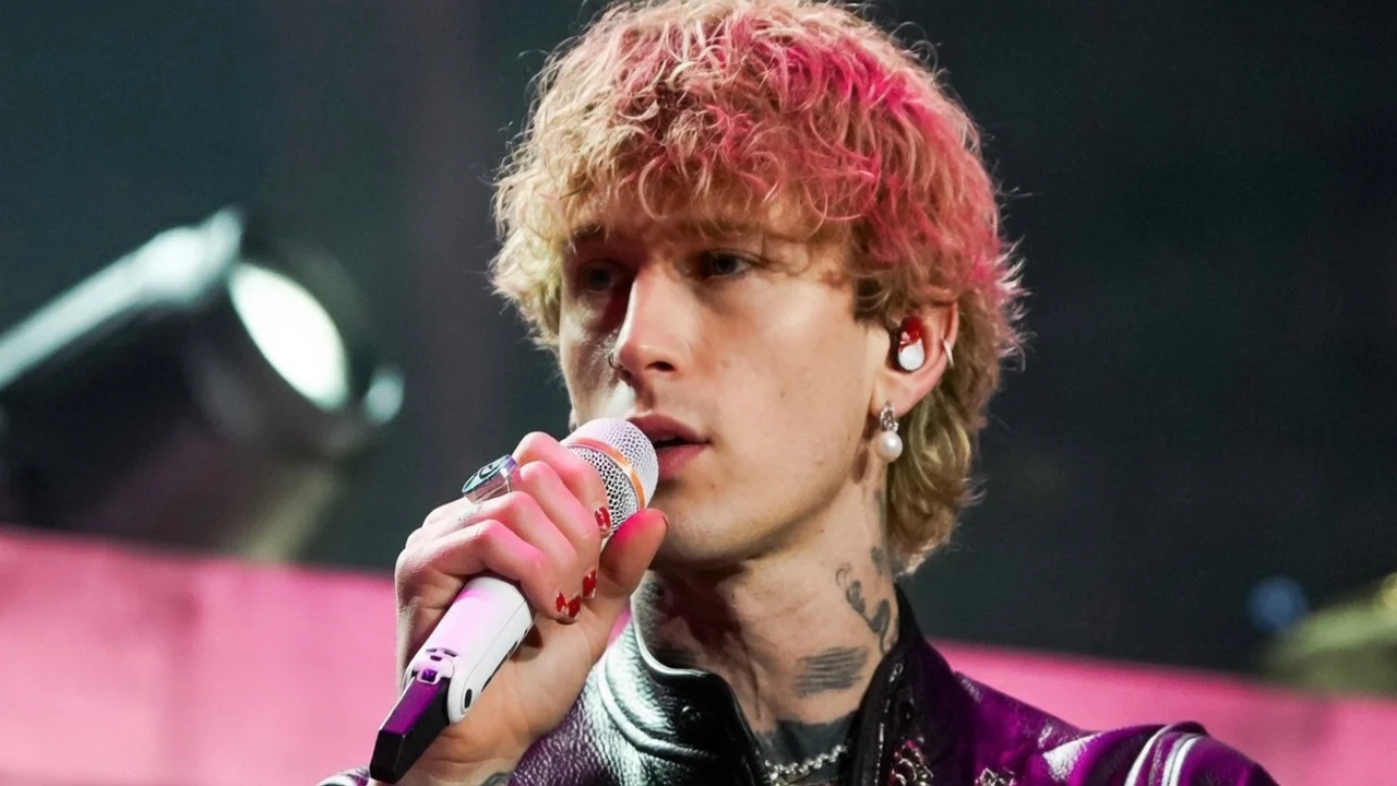 Machine Gun Kelly a cântat cu chitara în flăcări. Incident tehnic la concertul din Carolina de Nord.