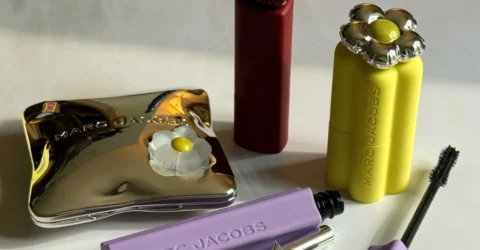 Marc Jacobs Beauty revine pe piață. Trei produse noi de top, cu formule inovatoare.