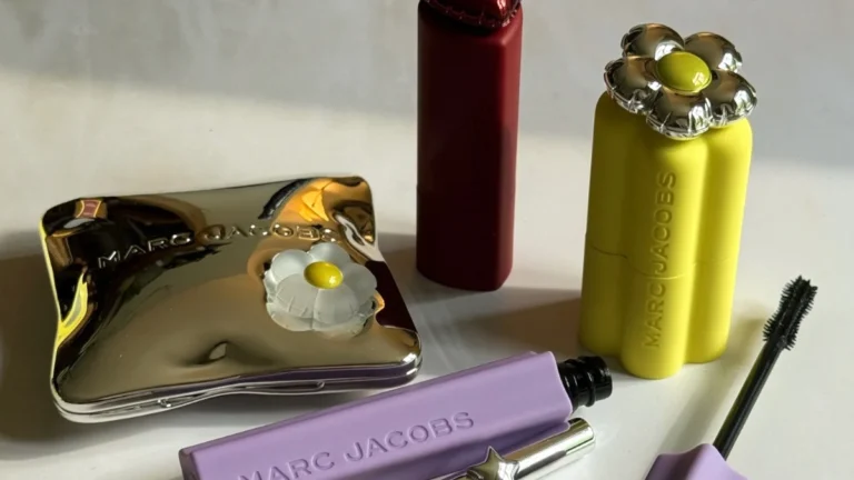 Marc Jacobs Beauty revine pe piață. Trei produse noi de top, cu formule inovatoare.