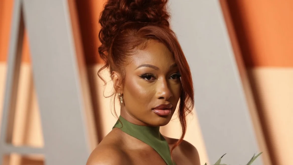 Megan Thee Stallion, imagini în costum de baie după despărțire. Succes cu noua colecție
