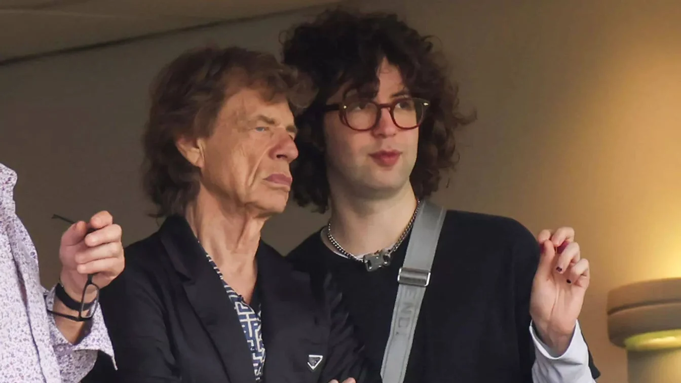 Mick Jagger, taxat public de fiul său de 27 de ani. Alegerile vestimentare din vacanță au stârnit ironii.