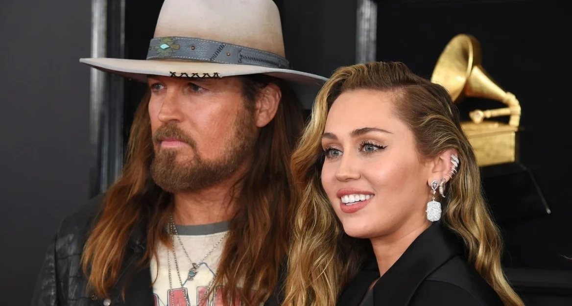 Absența lui Billy Ray Cyrus de la primirea stelei lui Miley a stârnit întrebări. Relația lor, marcată de decizii grele.