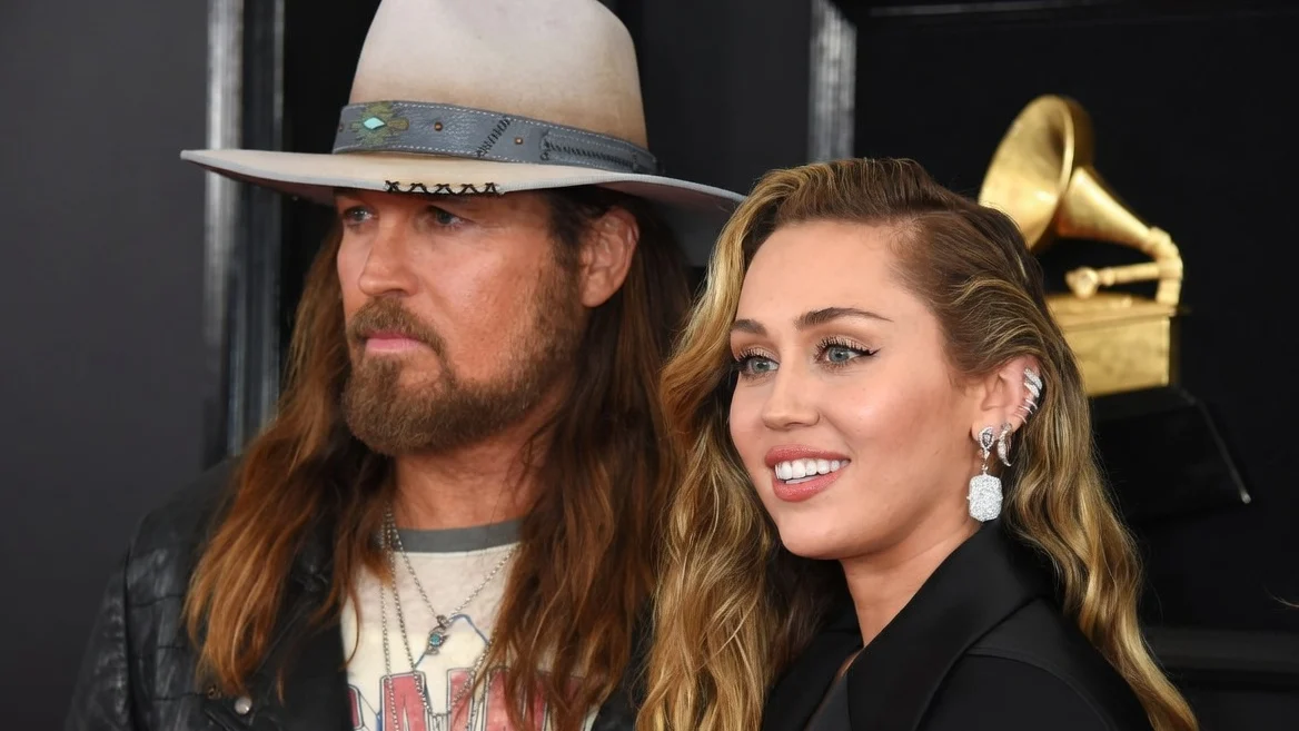 Absența lui Billy Ray Cyrus de la primirea stelei lui Miley a stârnit întrebări. Relația lor, marcată de decizii grele.