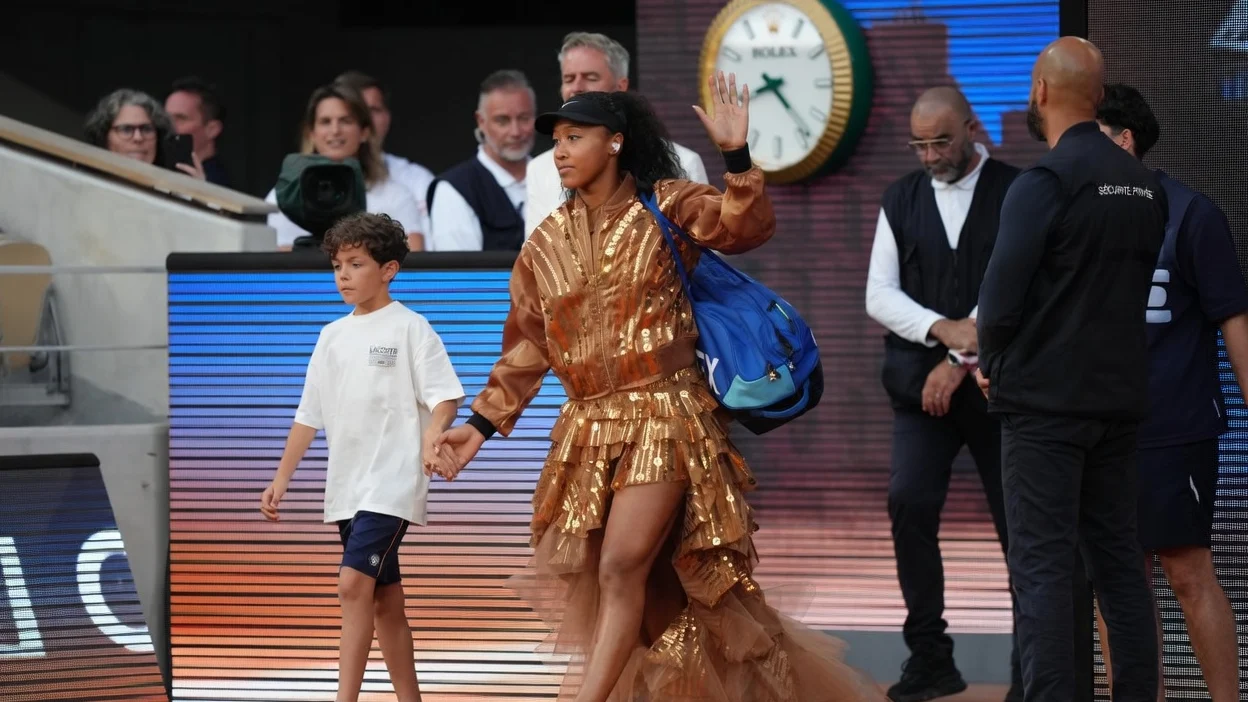 Naomi Osaka, ținută extravagantă la Roland Garros. Primul meci feminin de seară în trei ani.