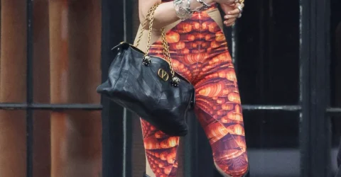 Natasha Lyonne, apariție inedită la New York. Actrița a purtat o salopetă nonconformistă.