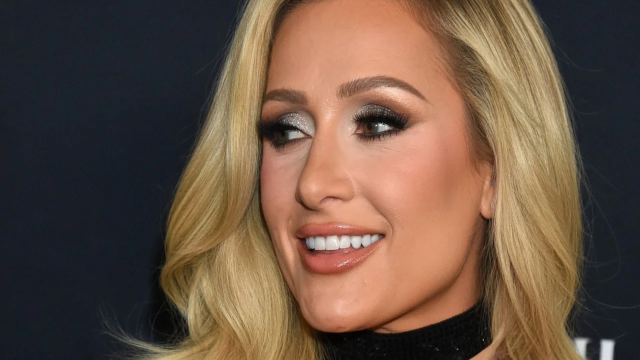 Imaginile care au cucerit internetul. Cum a aparut Paris Hilton la 20 de ani de la hitul ei de vara