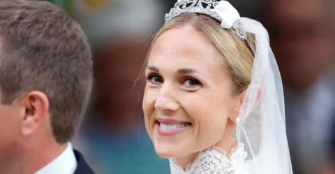Mireasa lui Peter Phillips, Harriet Sperling, a ales o ținută simplă la nunta regală. Rochia a respectat subtil tradiția.