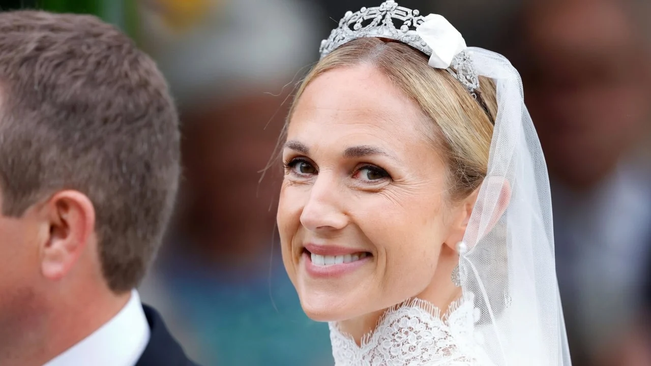 Mireasa lui Peter Phillips, Harriet Sperling, a ales o ținută simplă la nunta regală. Rochia a respectat subtil tradiția.