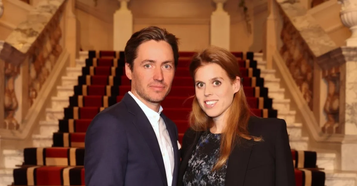 Prințesa Beatrice, surprinsă dansând în Italia. Gestul soțului infirmă zvonurile de criză.