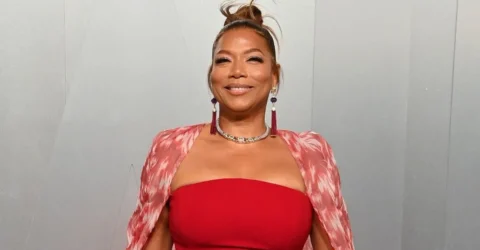 Queen Latifah a purtat o pelerină din pene Naeem Khan la Premiile Tony. Stilista explică trucul vestimentar.