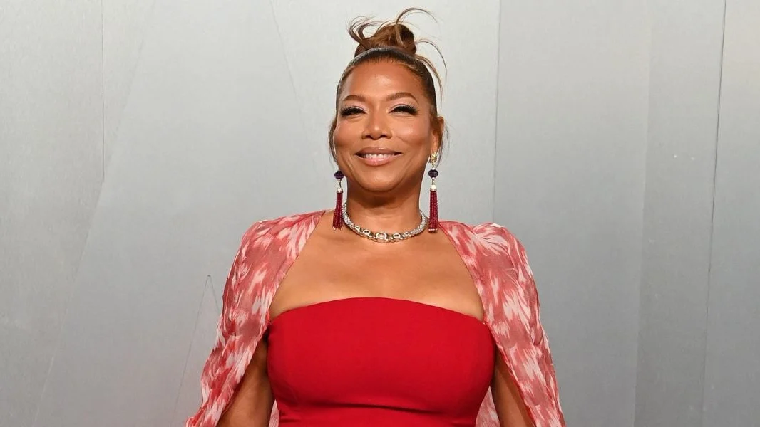 Queen Latifah a purtat o pelerină din pene Naeem Khan la Premiile Tony. Stilista explică trucul vestimentar.
