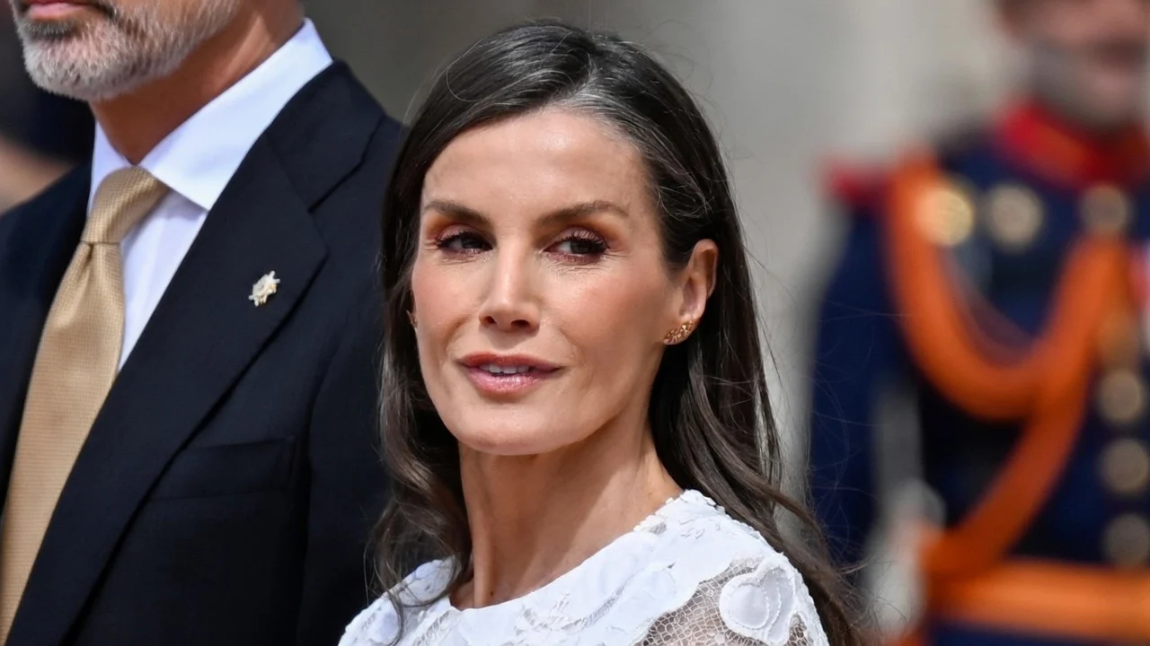 Alegerea surprinzătoare a Reginei Letizia. Cât costă ținuta purtată la vizita istorică