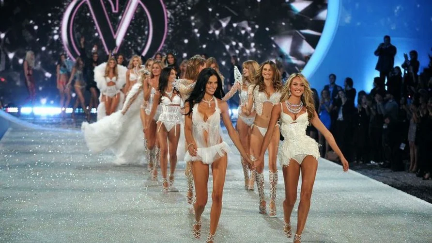 Victoria’s Secret raportează vânzări de 1,56 miliarde de dolari. Brandul taie reducerile și revine la strategia premium.