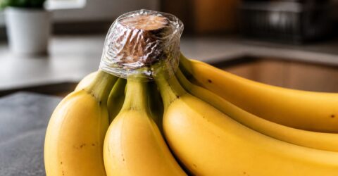 Bananele rămân ferme mai mult timp cu folie pe codițe. Trucul simplu care te ajută la cumpărături