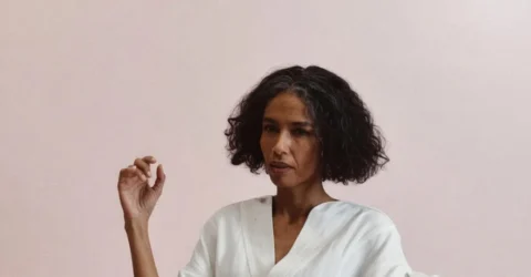 Cum aplici corect blushul daca ai tenul matur. Trucul genial dezvaluit de Bobbi Brown