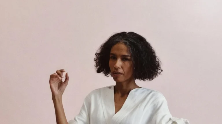 Cum aplici corect blushul daca ai tenul matur. Trucul genial dezvaluit de Bobbi Brown