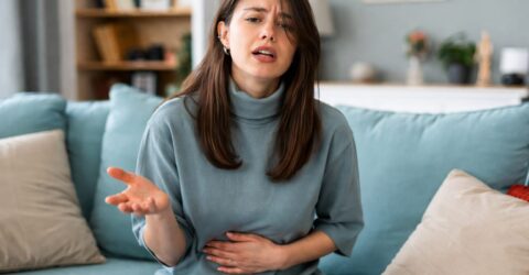 Crampele menstruale te pot ține pe loc. Ce pierzi când alegi paracetamol în loc de ibuprofen