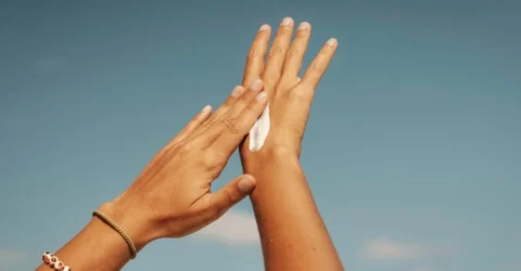FDA aprobă un nou ingredient în cremele cu SPF. Bemotrizinol, disponibil în SUA după două decenii.