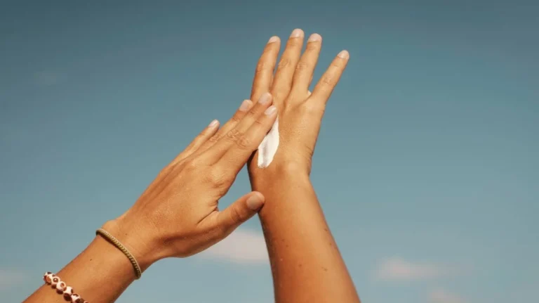 FDA aprobă un nou ingredient în cremele cu SPF. Bemotrizinol, disponibil în SUA după două decenii.