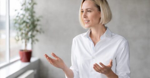 Ceri o mărire sau o promovare și ești privită altfel. De ce ambiția femeilor încă vine cu un cost real