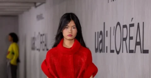 Absolventii Central Saint Martins au prezentat hainele viitorului. Inovatie materiala și povesti personale la show-ul de moda.