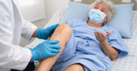 Nu mai e doar problema bunicilor. De ce tot mai mulți tineri ajung târziu la medic cu dureri de genunchi