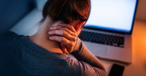 Telefonul și laptopul îți pot costa sănătatea coloanei. Ce riști când durerea de gât devine cronică