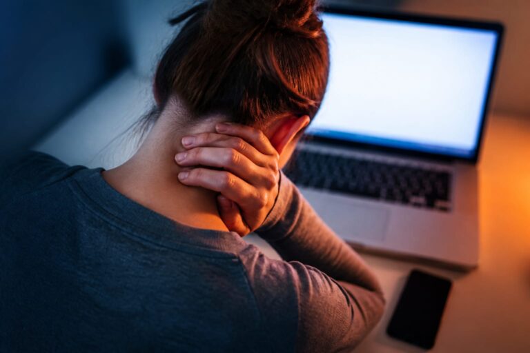 Telefonul și laptopul îți pot costa sănătatea coloanei. Ce riști când durerea de gât devine cronică