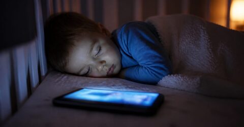 Sub 2 ani, fără rutină cu ecrane, spun specialiștii. Cum îți poate afecta obiceiul somnul copilului