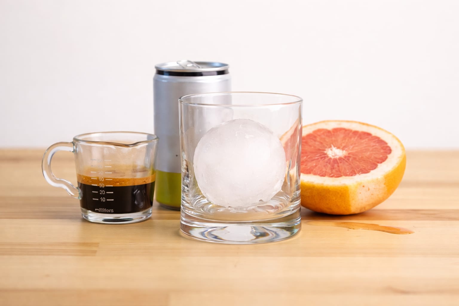 Espresso Tonic Bomb a cucerit TikTok în această vară. Trei motive concrete pentru care merită să încerci băutura acasă