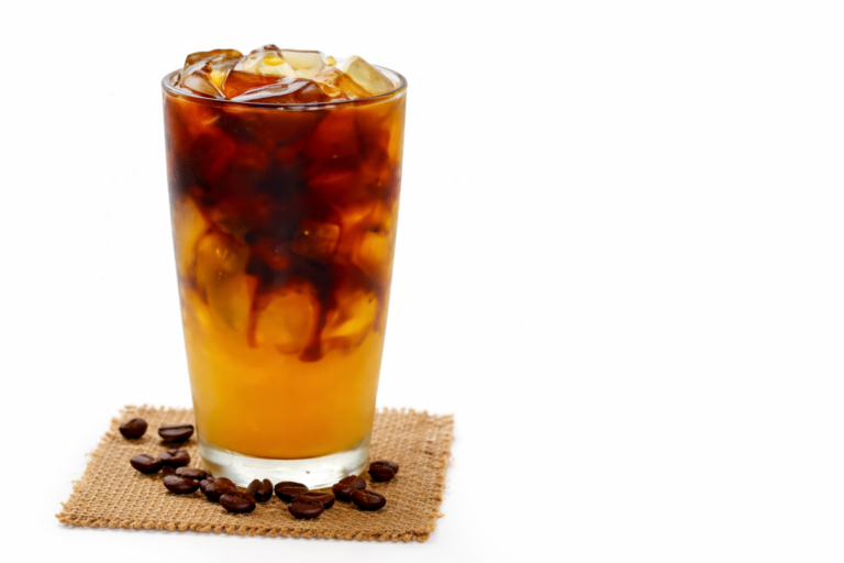 Espresso Tonic Bomb a cucerit TikTok în această vară. Trei motive concrete pentru care merită să încerci băutura acasă