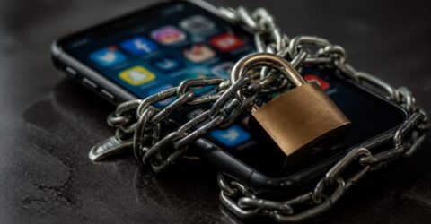 Guvernele impun limite de vârstă de 16 ani pentru social media. Ce se schimbă concret pentru părinți și copii