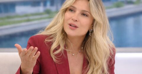 Lora, la 43 de ani, a vorbit despre frica de abandon. Cum i se transformă un mesaj fără răspuns în atac de panică