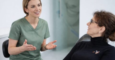 De ce ți se usucă gura și îți devin dinții sensibili la menopauză. Ce legătură are estrogenul