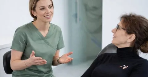 De ce ți se usucă gura și îți devin dinții sensibili la menopauză. Ce legătură are estrogenul