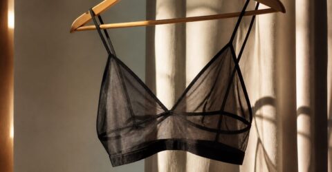Cum faci un top transparent să pară elegant, nu prea mult. Lecția de stil dată de actrița care a aprins internetul