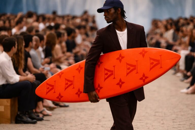 Louis Vuitton aduce tema surf, Saint Laurent siluete slim. Ce iei din moda de la Paris fără buget de lux?