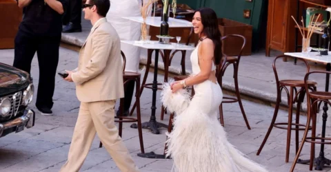 Dua Lipa a renunțat la rochia clasică la nunta din Sicilia. A purtat o ținută din piele și pene.