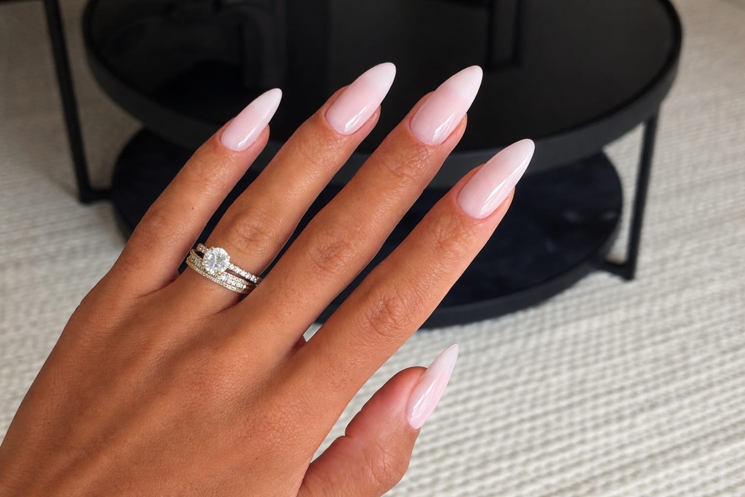 Strawberry milkshake nails îți salvează manichiura de vară. Arată elegant, se asortează ușor și nu pare banală