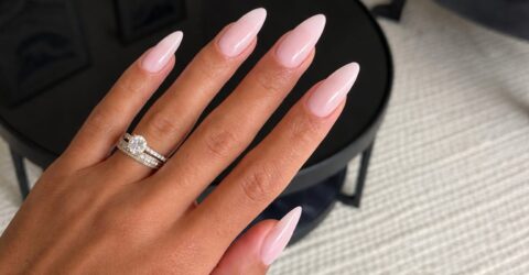 Strawberry milkshake nails îți salvează manichiura de vară. Arată elegant, se asortează ușor și nu pare banală