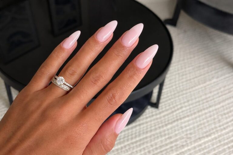 Strawberry milkshake nails îți salvează manichiura de vară. Arată elegant, se asortează ușor și nu pare banală