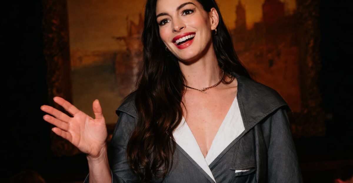 Anne Hathaway alege șuvițe caramel în a treia sarcină. Cum te inspiră dacă vrei o schimbare discretă