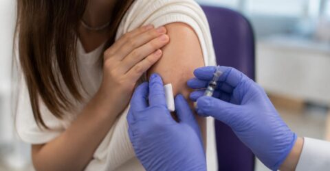 Vaccinarea HPV a redus cazurile de cancer de col uterin în țările bogate. Ce înseamnă asta pentru prevenția ta?