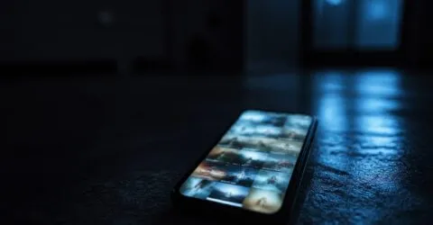 Telefonul îi schimbă brusc starea și se izolează după ce îl folosește. Poate fi unul dintre semnele abuzului online