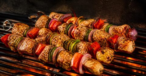 Nutriționiștii recomandă chicken shish kebab ca masă sănătoasă