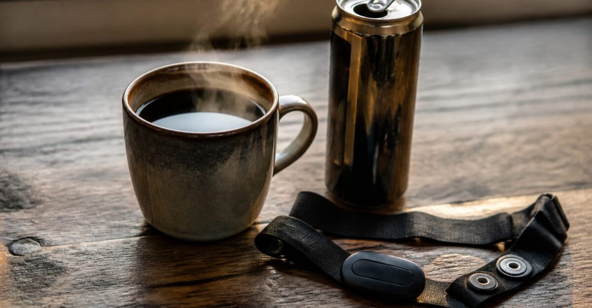 3 până la 5 cești de cafea pe zi sau un energizant concentrat. Care variantă vine cu avertisment pentru inimă