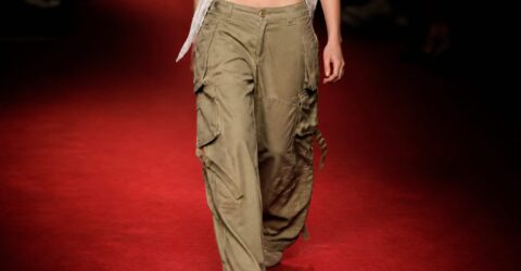 Vivienne Westwood din 1998 și pantaloni cargo vintage. Keke Palmer arată cum faci un look Y2K purtabil