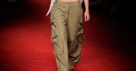 Vivienne Westwood din 1998 și pantaloni cargo vintage. Keke Palmer arată cum faci un look Y2K purtabil